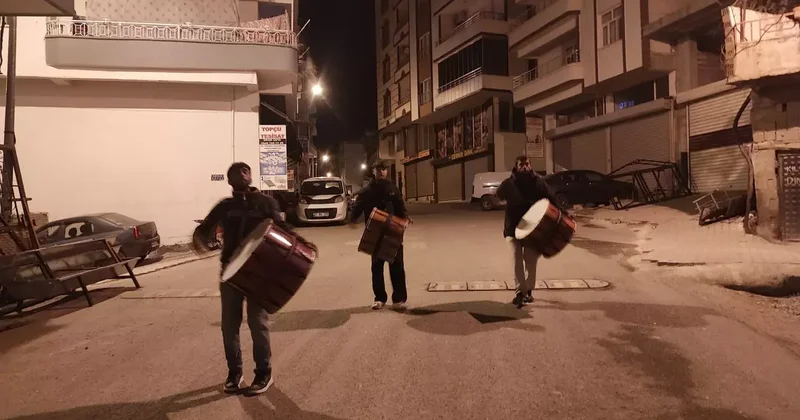 Diyarbakır da 40 yıldır halay davulu çalarak sahura uyandırıyorlar