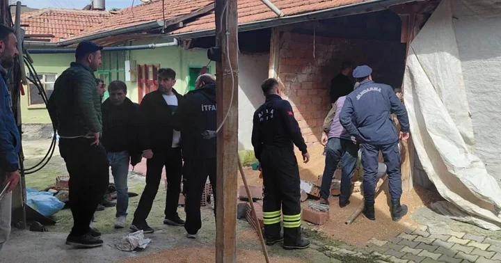 Depoda duvar çöktü! Ağabey duvarın altında kaldı, 14 yaşındaki kardeşinin parmakları koptu