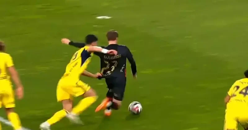 Olimpiyat ta maça damga vuran pozisyon! Eski hakemden penaltı ve kırmızı kart yorumu