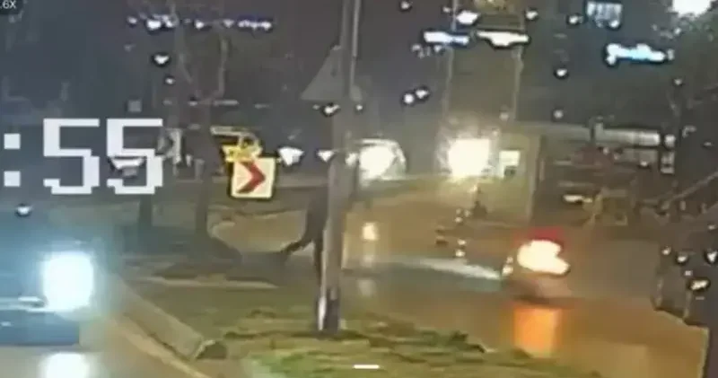 Kartal’da sürücünün dur ihtarına uymadığı motosiklet ağaca çarptı