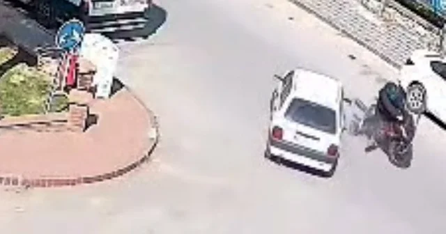 Motosiklet sürücüsü ölümden döndü Otomobilin çarptığı motosiklet metrelerce savruldu Kaza anı güvenlik kamerasında Manisa Haberleri