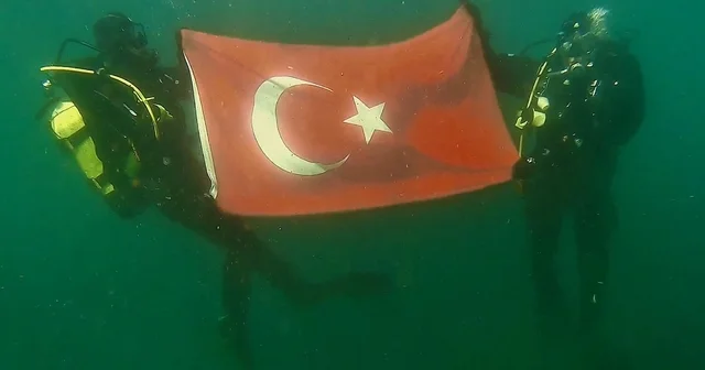 28 santimetre kalınlığındaki buzu testereyle keserek girdikleri gölde Türk bayrağı açtılar Erzurum Haberleri