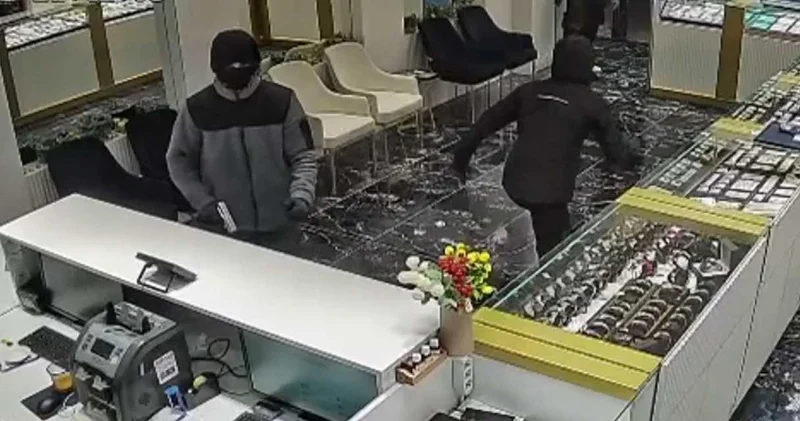 Konya da sahte silahla kuyumcu soydular: Sahte bilezik çalıp kaçtılar