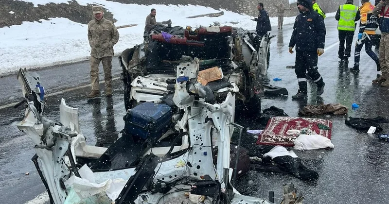 Van da korkunç kaza! Aracı gören şoke oldu: 2 ölü, 3 yaralı Sözcü Gazetesi