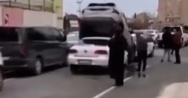 Kendisine çarpan otomobilin üstüne çıktı: O anlar kamerada VİDEO İZLE
