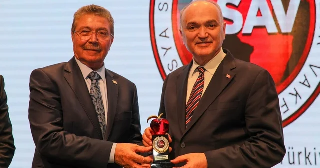 Başkan Özlü ye Kızıl Elma Ödülü Savunma sanayisine katkılarına anlamlı ödül Düzce Haberleri