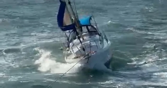 Çanakkale de sürüklenen yelkenlinin yardımına balıkçı teknesi koştu Çanakkale Haberleri