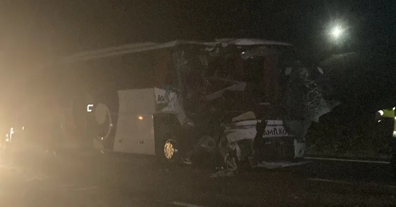 Ankara da feci kaza: Yolcu otobüsü TIR a çarptı! 1 ölü, 15 yaralı