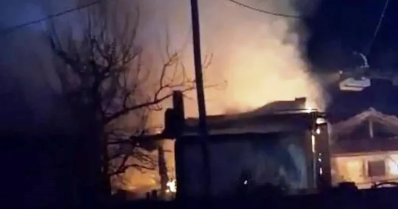 Hisarcık’ta çıkan yangında ev ve samanlık tamamen yandı