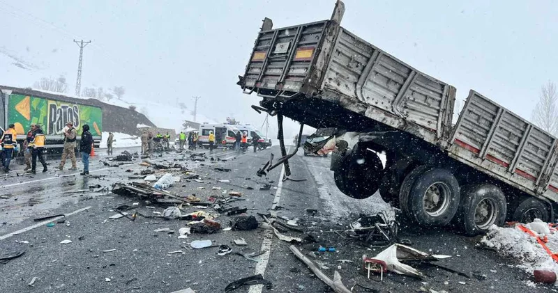 Van da otomobille TIR çarpıştı: Aynı aileden 2 kişi öldü!