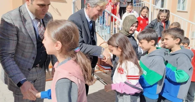 Kütahya Şehit Semih Akyıldız İlkokulu nda bayramlaşma programı Kütahya Haberleri