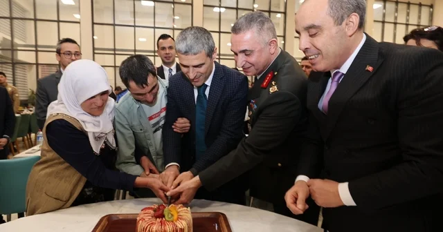 Polislerden özel bireye unutamayacağı doğum günü sürprizi Afyonkarahisar Haberleri