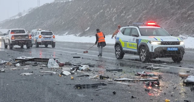 Tatvan daki feci kazada karı koca hayatını kaybetti Yola saçılan biberon ile scooter yürekleri burktu Bitlis Haberleri