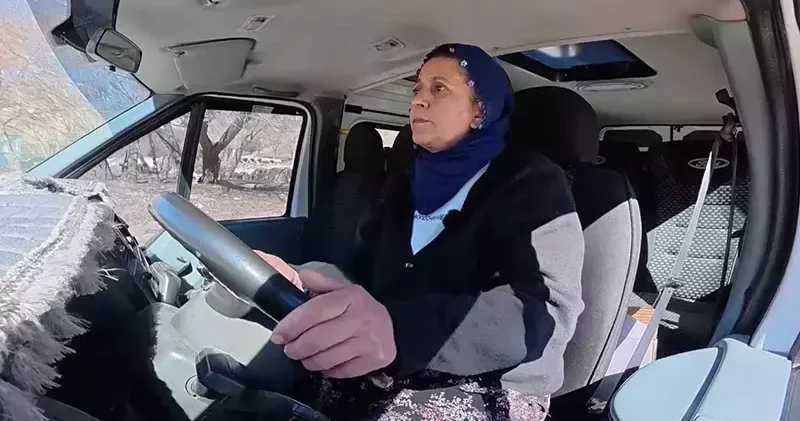 15 yıldır köydeki öğrencileri okullarına ulaştıran şoför Hanım: Kadınların yapmayacağı şey yoktur