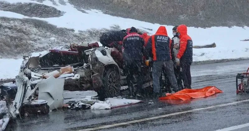 Bitlis te tır ile otomobil çarpıştı: İki kişi hayatını kaybetti Gündem Haberleri