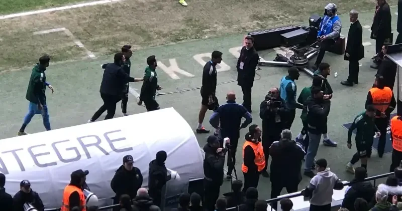 Son dakika penaltı kararı sonrası ortalık karıştı: Teknik direktör tüm yedek kulübesini soyunma odasına götürdü Futbol Haberleri