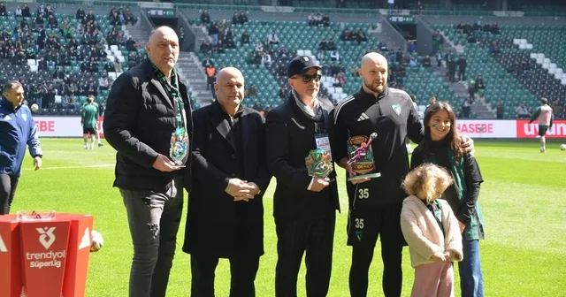 Kocaelispor da Gökhan Değirmenci 100. maçına çıktı Kocaelispor tarihinde 3 kaleci 100 maç barajını geçti Tarihe geçen 3 kaleciye maç öncesinde plaket verildi Kocaeli Haberleri