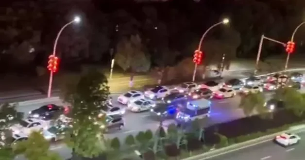 Haberi alan koştu! Çin de akaryakıt istasyonlarında kuyruk