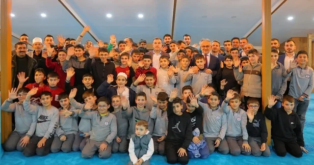 Vali Eldivan hafız adaylarıyla iftarda buluştu Bayburt Haberleri