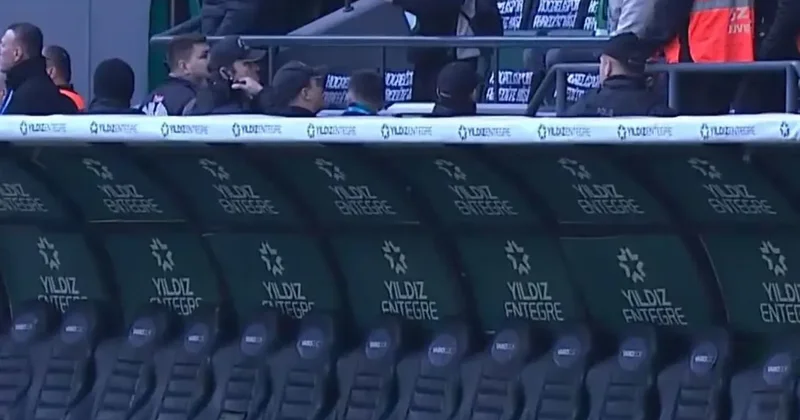 Süper Lig de ilginç anlar! Rakip penaltı kazanınca tüm yedek kulübesi soyunma odasına gitti