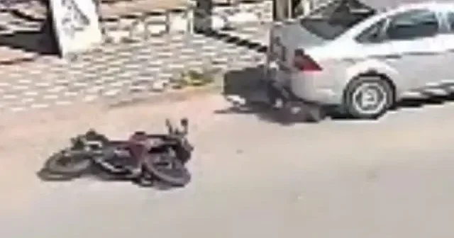 Kaza yapan motosikletli otomobilin altına girdi VİDEO İZLE