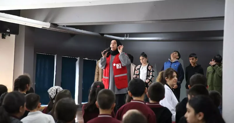 Bursa da hayırseverin ördüğü atkı ve bereler, Türk Kızılay aracılığıyla Erzurum daki çocuklara hediye edildi