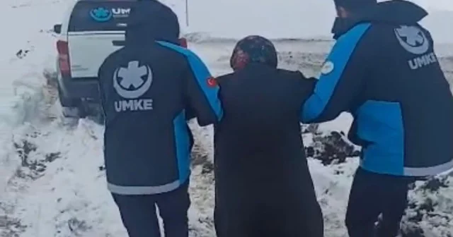 Kardan yolu kapanan köyde rahatsızlanan kadın için ekipler seferber oldu Kars Haberleri