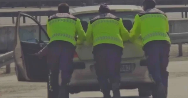 Ankara’da jandarma kalplere dokundu: Yolda kalan sürücüyü böyle kurtardılar VİDEO İZLE