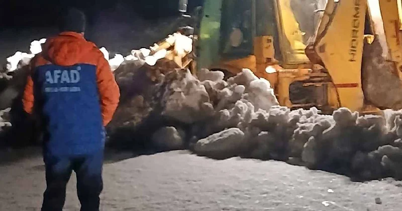 Ekipler seferber oldu: Karla kaplı yaylada mahsur kalan 2 kişi kurtarıldı
