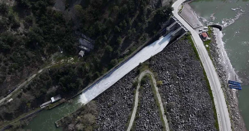 Barajların doluluk oranı yüzde 100 e yaklaşınca tahliye kapakları açıldı