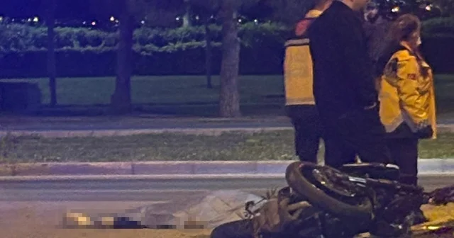 İzmir de genç motosikletlinin hayatını kaybettiği kazanın görüntüleri ortaya çıktı Otomobille çarpışan motosikletlinin yola savrulduğu anlar kameraya yansıdı İzmir Haberleri