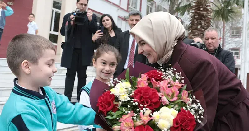 Bakan Göktaş, Bakü Türk Anadolu Lisesi’ni ziyaret etti