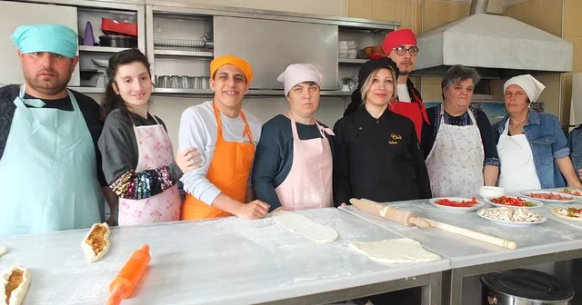 Balıkesir de özel gençler mutfağa girdi pide ve pizza yaptı Balıkesir Haberleri