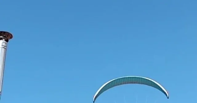 Gökyüzünde gülümseten anlar, paraşütçüyü çaya davet etti Paraşütüyle sahile inen pilotun ilk işi çay içmeye gitmek oldu Zonguldak Haberleri