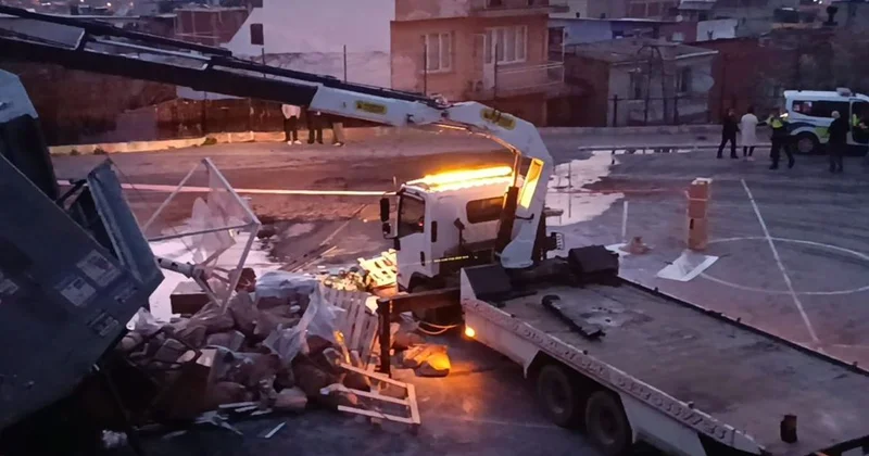 İzmir de Kamyon Elektrik Trafosuna Çarptı