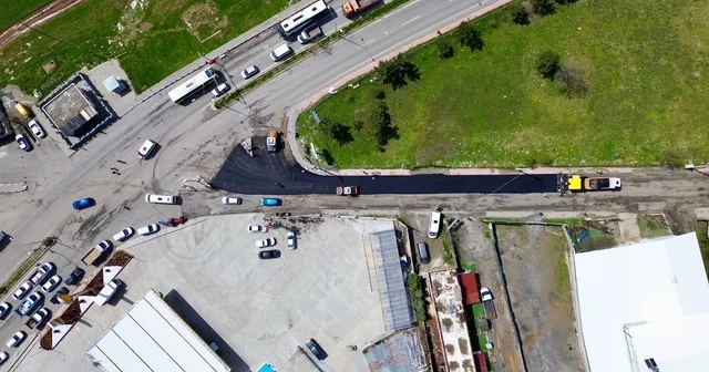 Siirt te dev asfalt hamlesi: 26 bölgede 25 kilometrelik yol yenilenecek, 50 bin ton asfalt serilecek Siirt Haberleri