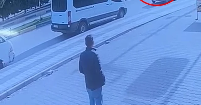 Otomobil, kaldırımdaki 2 çocuğa çarptı; kaza kamerada Diyarbakır Haberleri