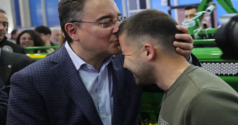 Ali Babacan, 24 yaşındaki genç çiftçiyi görünce alnından öptü