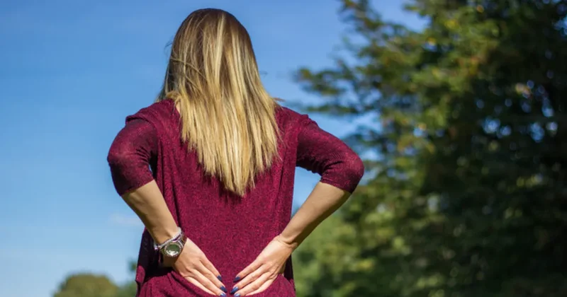 Yürürken öne eğilme ihtiyacı hissediyorsanız sebebi bu hastalık olabilir!