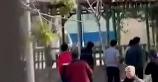 Liseli öğrencidenokulda silahlı saldırı: Yaralılar var VİDEO İZLE