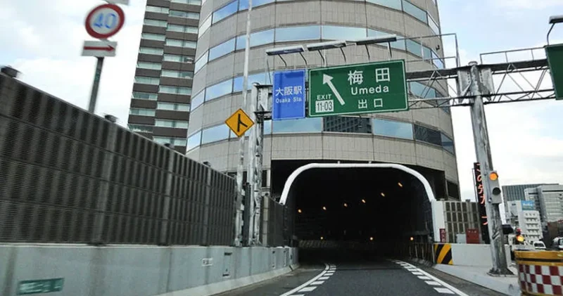 Binanın ortasından otoyol geçiyor: Asansör o katlarda durmuyor