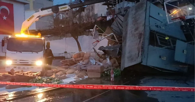 Freni boşalan kamyon, trafoya çarpıp okul bahçesine düştü: 1 yaralı İzmir Haberleri