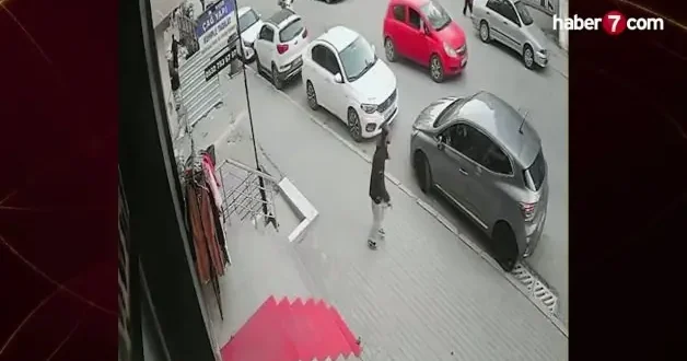 Avcılar’da otomobil terörü: Çok sayıda araca tekmeleyerek zarar verdi