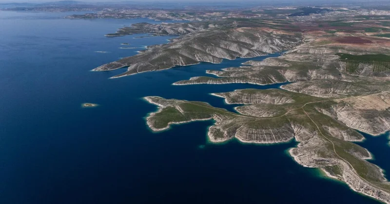 Atatürk Barajı nda turkuaz ve yeşilin buluşması