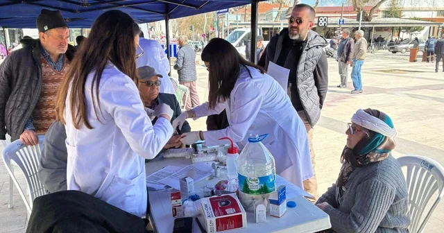 Deprem sonrası doktorlardan Sındırgı ya özel ilgi Genç Yeryüzü Doktorları ndan Sındırgı da gönüllere dokunan sağlık hareketi Balıkesir Haberleri