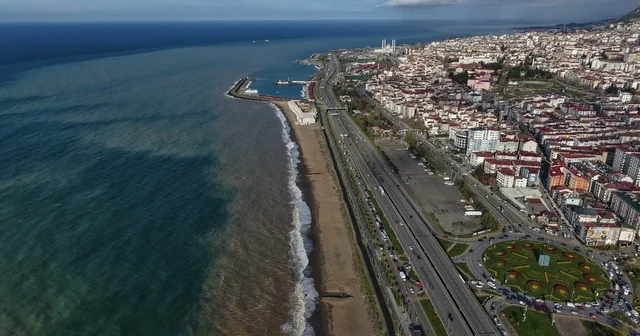 Trabzon da sahil çamura bulandı Fırtınada dalgaların vurduğu dolgu sahasının toprağı denize karıştı, kıyılar çamur deryasına döndü Trabzon Haberleri