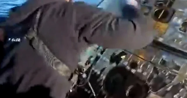 Küçük çocuk dişine gelen sert cisimle fark etti: Şekerin içinden taş çıktı VİDEO İZLE