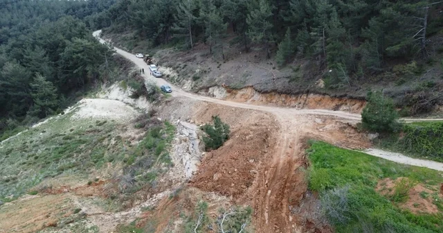 Yol çöktü, mahalleli 3 aydır tarlasına yürüyerek gidiyor Manisa Haberleri