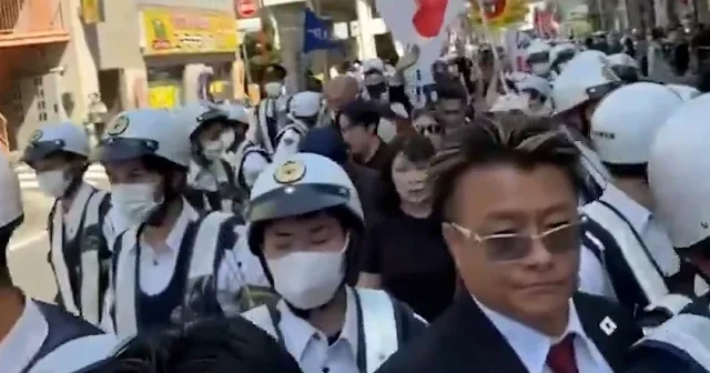 İslam düşmanları cami inşaatına karşı yürüdü VİDEO İZLE