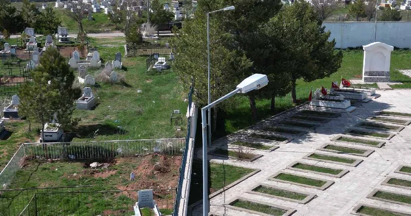 Mezarlıkta şaşkına çeviren gerçek pusulayla ortaya çıktı: Şehitlerin kıblesi farklı sivillerinki farklı farklı